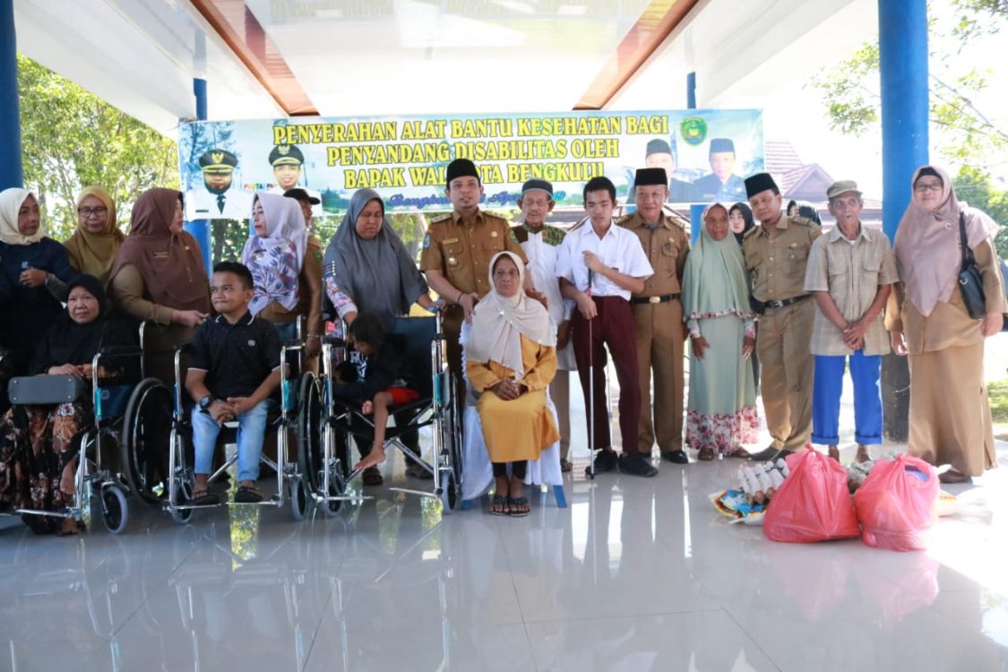 Wawali Serahkan Bantuan Untuk Lansia Dan Disabilitas Bengkulu