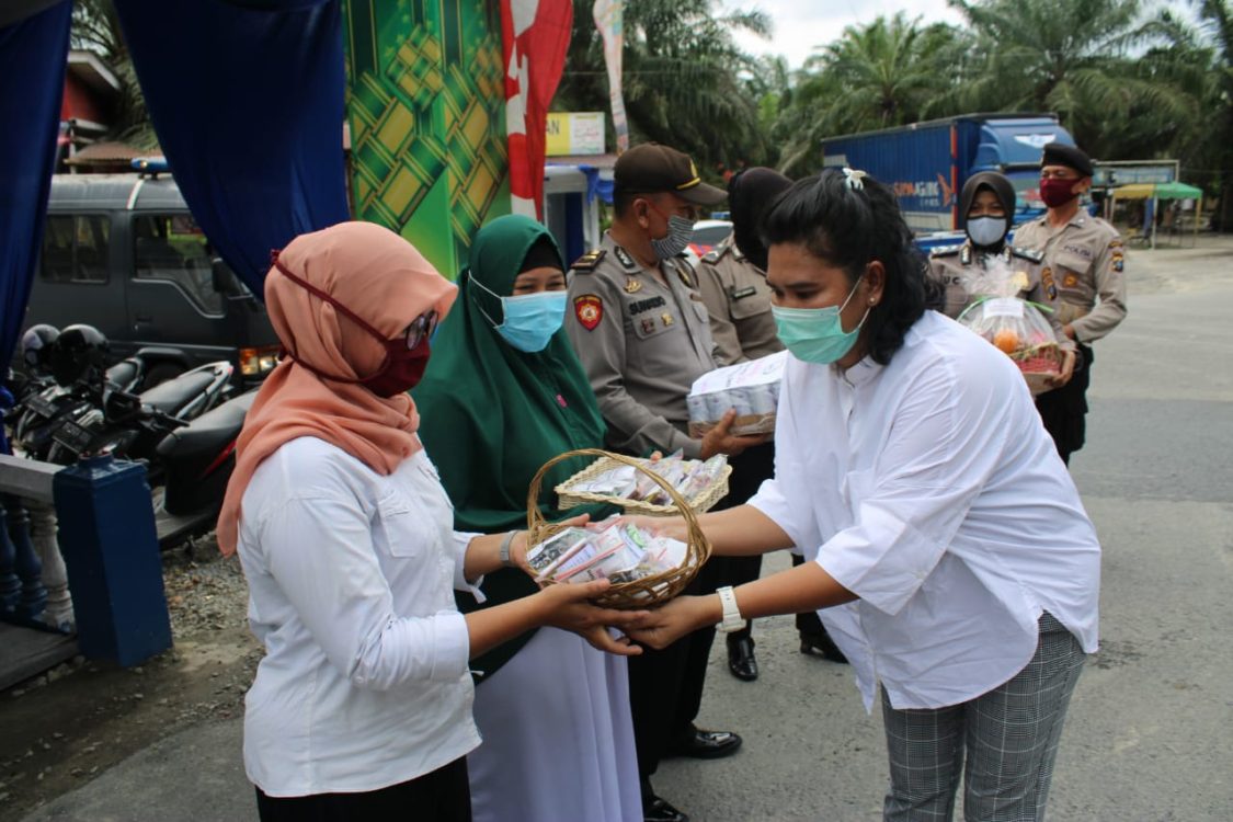 Peduli Kesehatan Personel Bhayangkari Polres Sergai Bagikan Suplemen