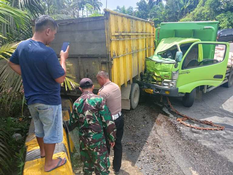 Truk Hino Dutro Vs Mitsubishi Center Laka Lantas Di Tanjakan Kedurang