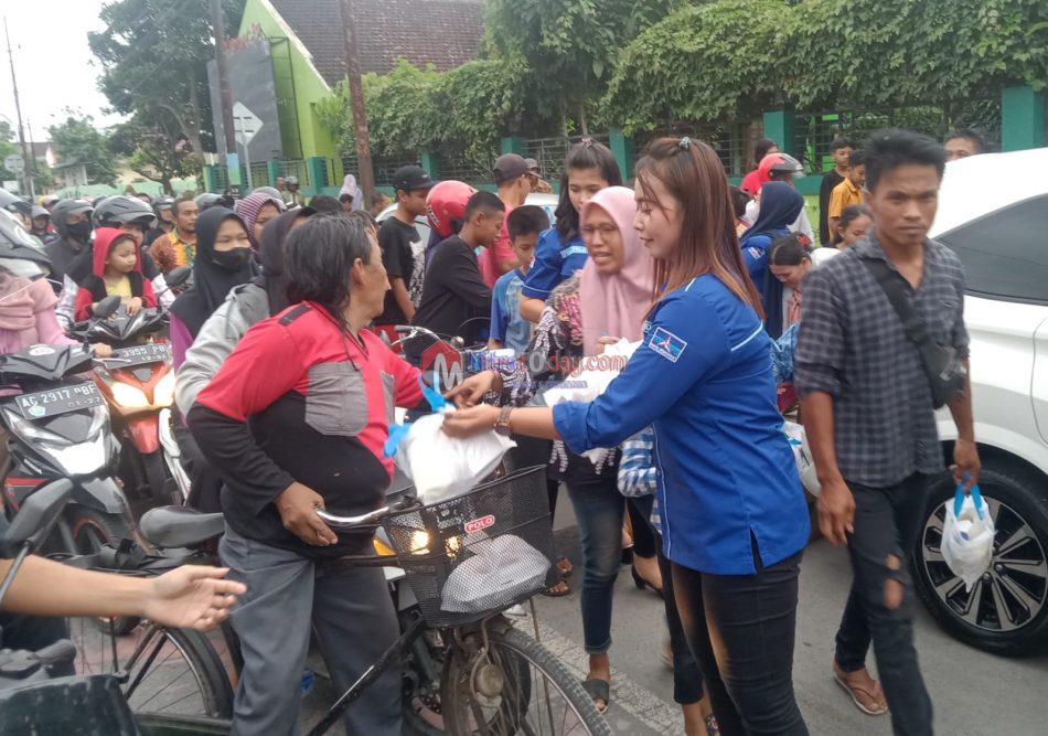 Masyarakat Menyerbu Pembagian 1000 Takjil Gratis Dari Partai Demokrat