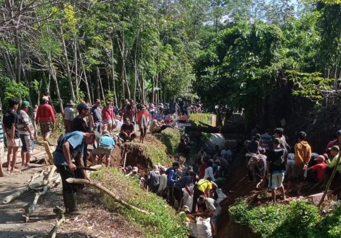 Warga Hulu Palik Gotong Royong Perbaiki Irigasi Jebol Ini Harapan