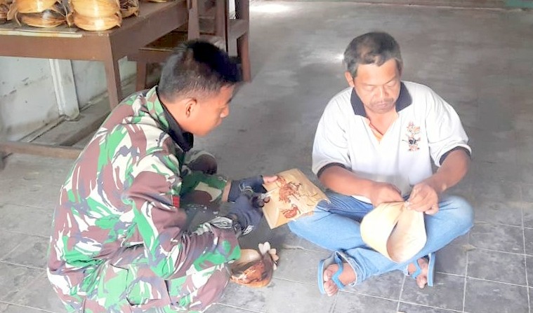 Kerajinan Pelepah Pisang Jadi Topi (Blangkon) » MITRATODAY