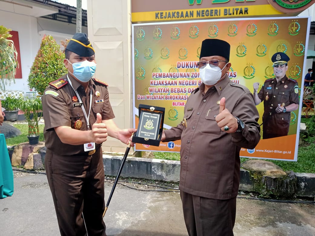 Walikota Blitar, Santoso saat menerima Cinderamata dari Kajari Blitar Bangkit Sormin, SH.MH