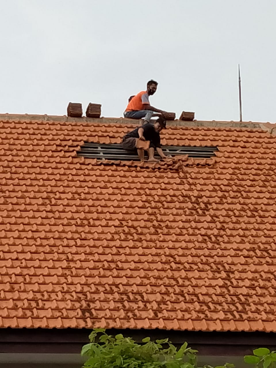 Genteng di RSUD Ngudi Waluyo Wlingi Blitar langsung di benahi usai melorot akibat gempa