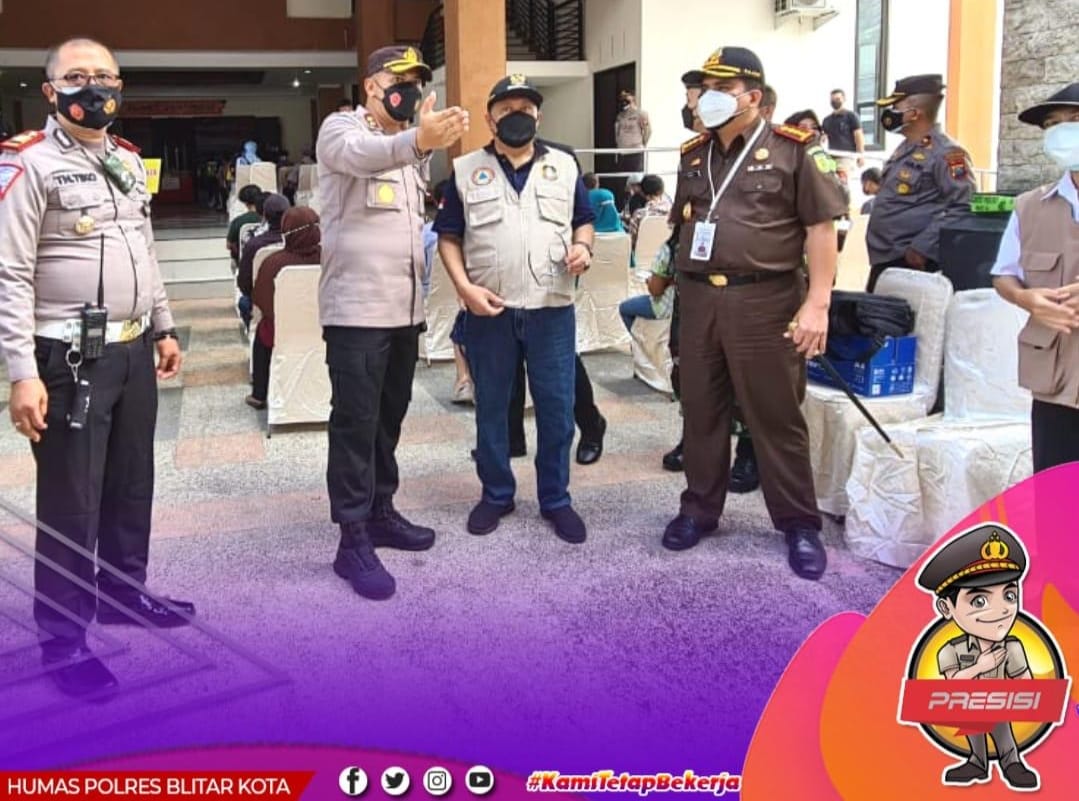 Kapolres Blitar Kota bersama Walikota, Santoso dan Kajari, Bangkit Sormin meninjau Vaksinasi massal