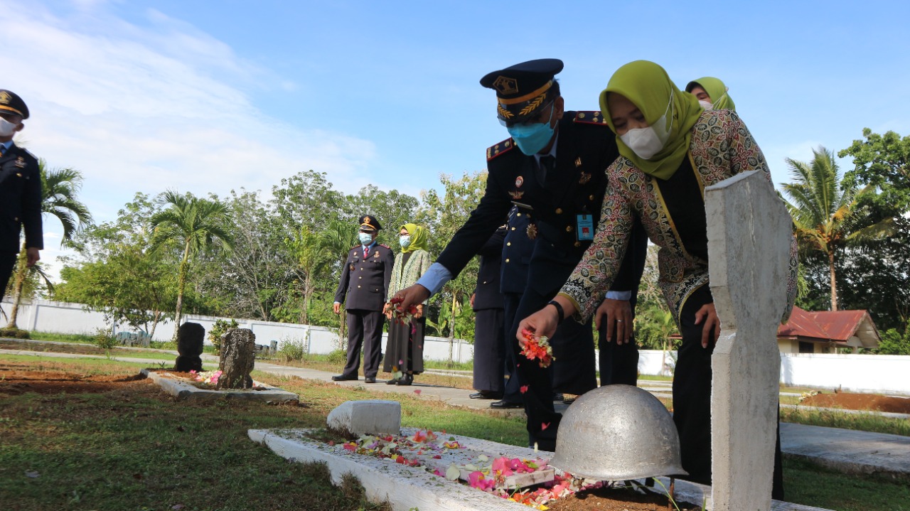 Lapas Kelas II B Arga Makmur Gelar Ziarah Dan Tabur Bunga Di Taman ...